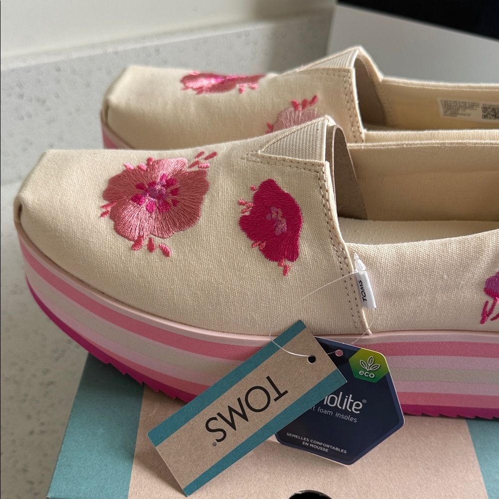 New TOMS Women's Beige Slip-On Shoes with Pink Floral Embroidery - Picture 8 of 9